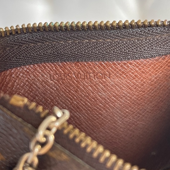 Authentic LOUIS VUITTON
Monogram Key Pouch pre-owned - Picture 10 of 16